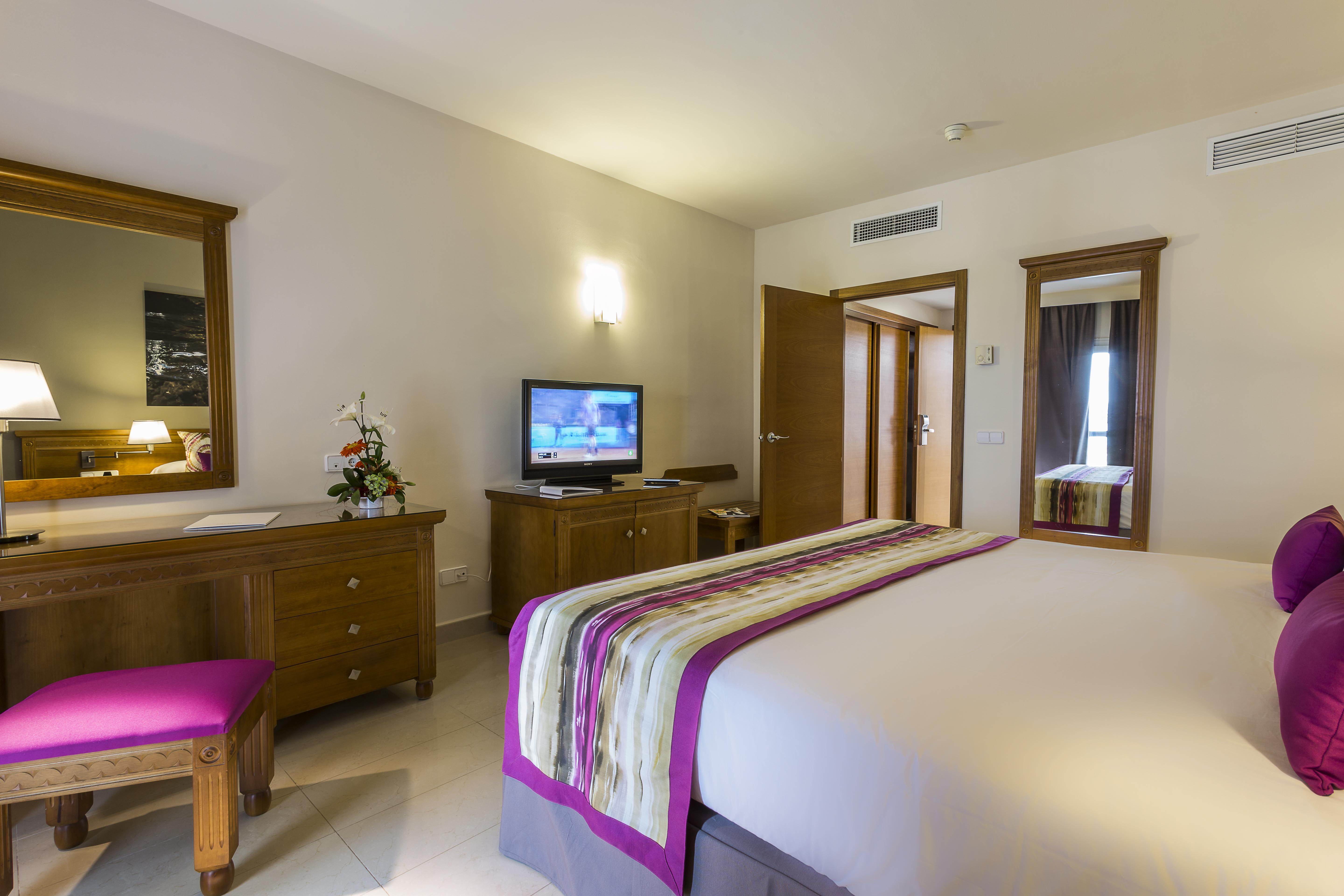 Grand Palladium Select Palace Ibiza Playa d'en Bossa Ngoại thất bức ảnh A room at the hotel