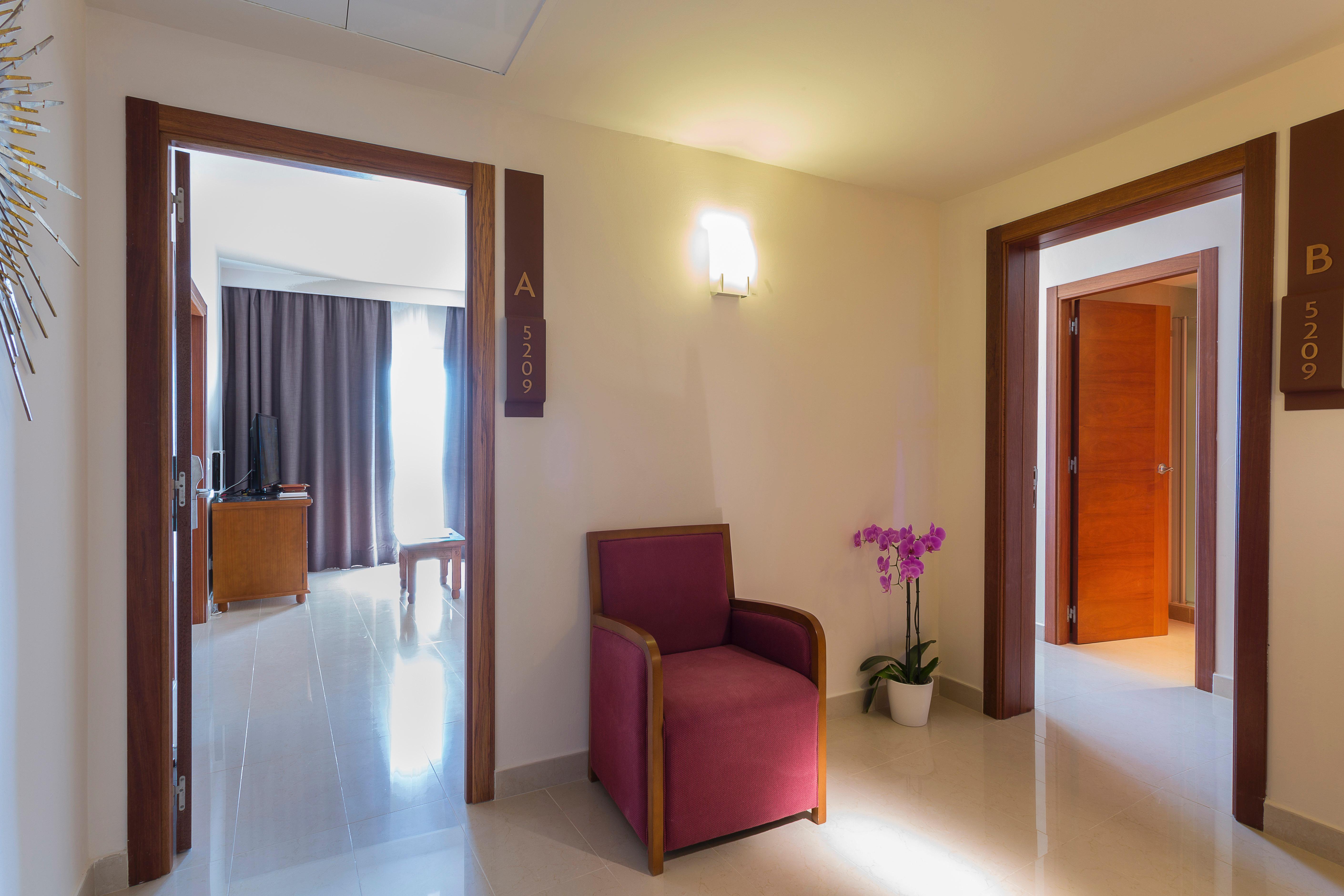 Grand Palladium Select Palace Ibiza Playa d'en Bossa Ngoại thất bức ảnh Interior of a suite