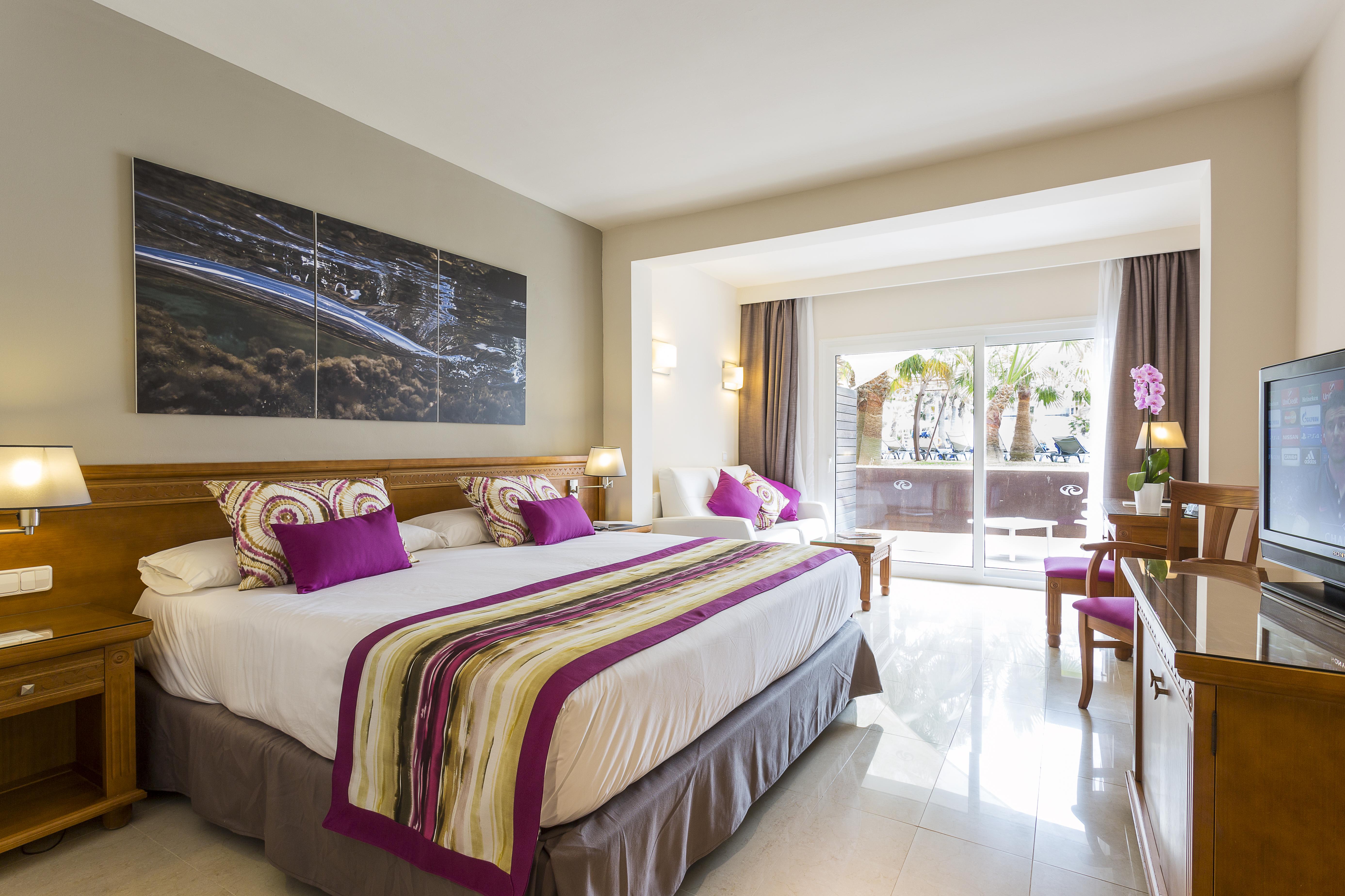 Grand Palladium Select Palace Ibiza Playa d'en Bossa Ngoại thất bức ảnh A room at the hotel
