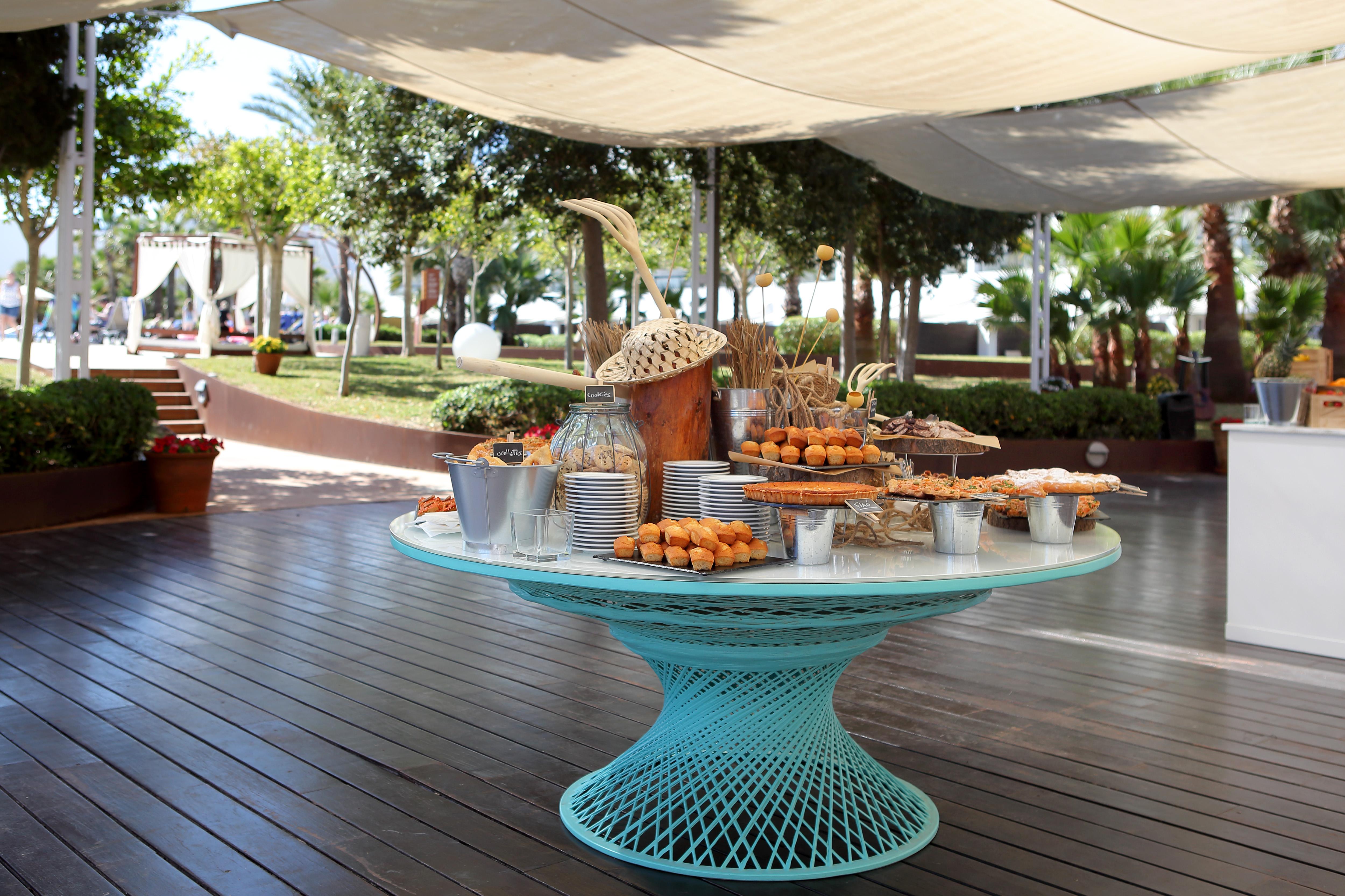 Grand Palladium Select Palace Ibiza Playa d'en Bossa Ngoại thất bức ảnh The beach club at the Four Seasons Hotel
