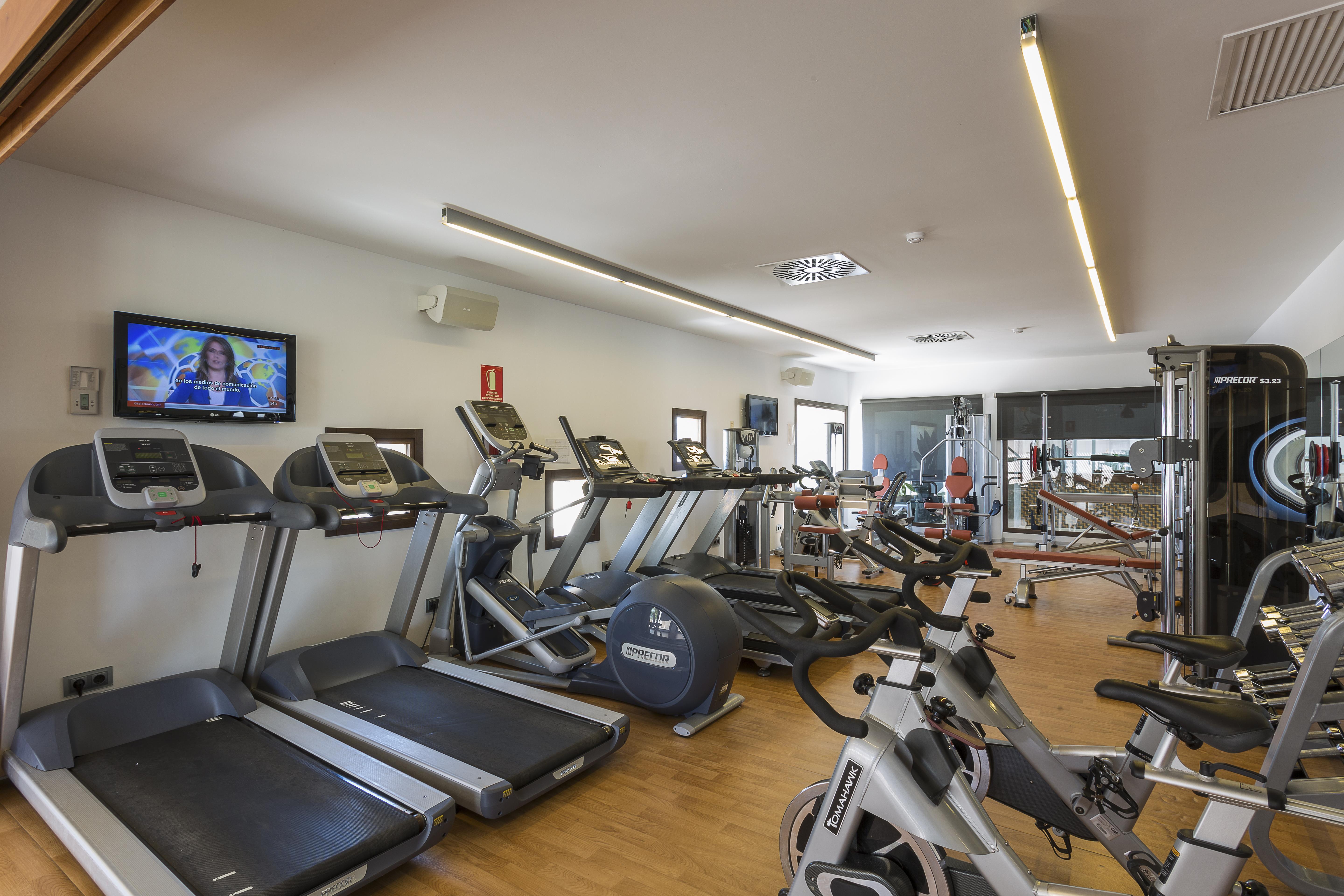 Grand Palladium Select Palace Ibiza Playa d'en Bossa Ngoại thất bức ảnh The gym at the hotel