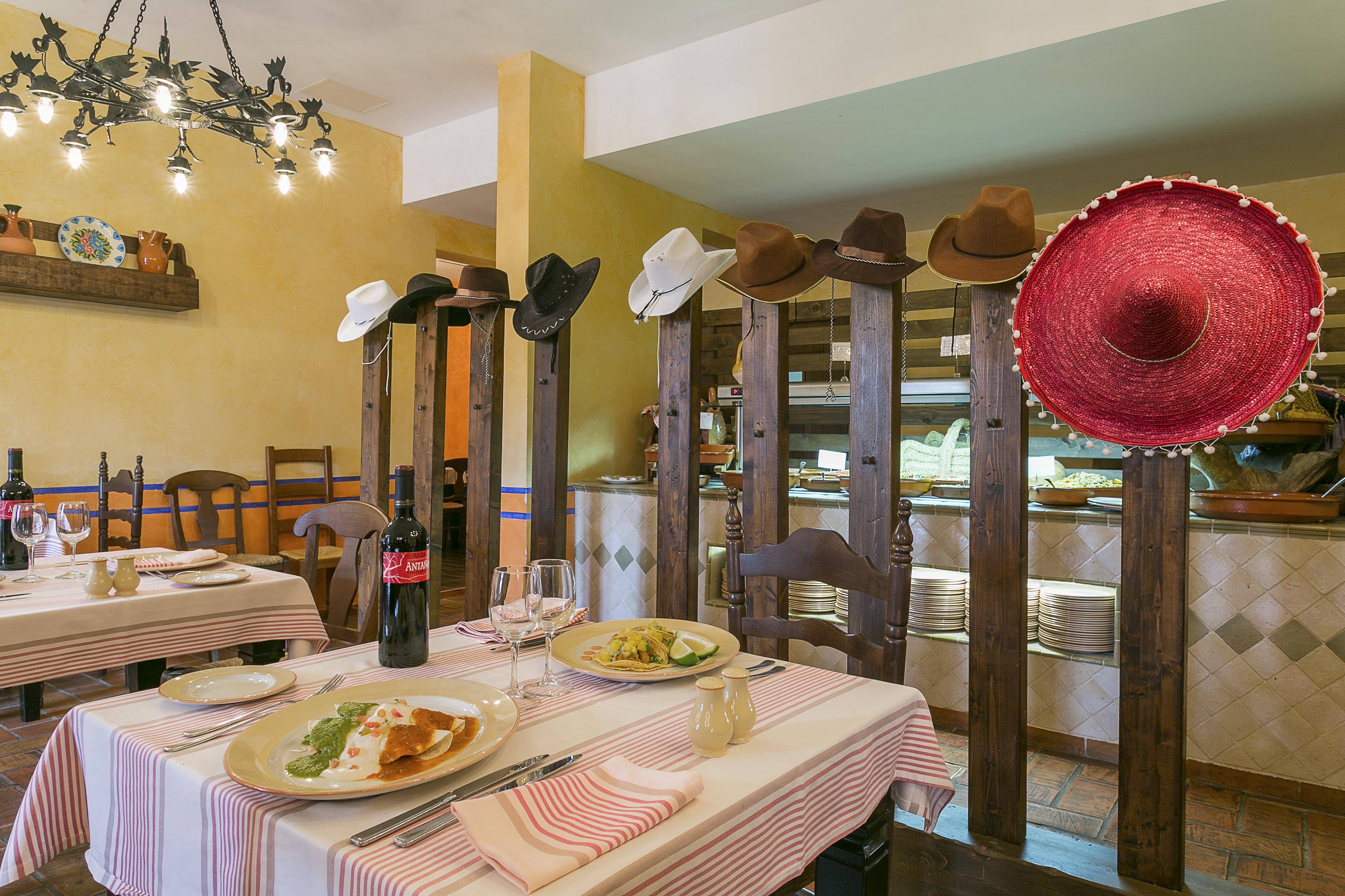 Grand Palladium Select Palace Ibiza Playa d'en Bossa Ngoại thất bức ảnh A restaurant in Italy