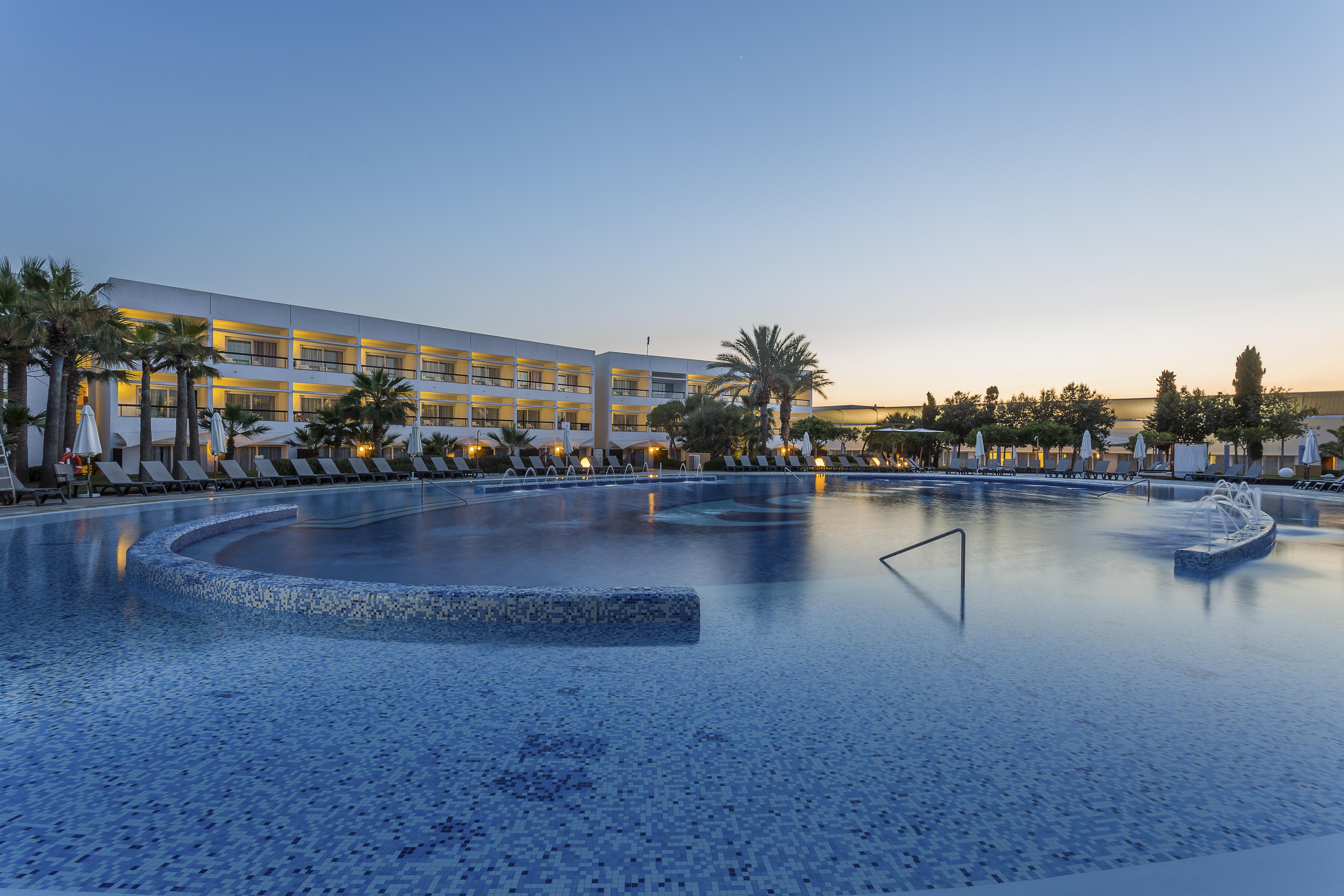 Grand Palladium Select Palace Ibiza Playa d'en Bossa Ngoại thất bức ảnh The resort at sunset