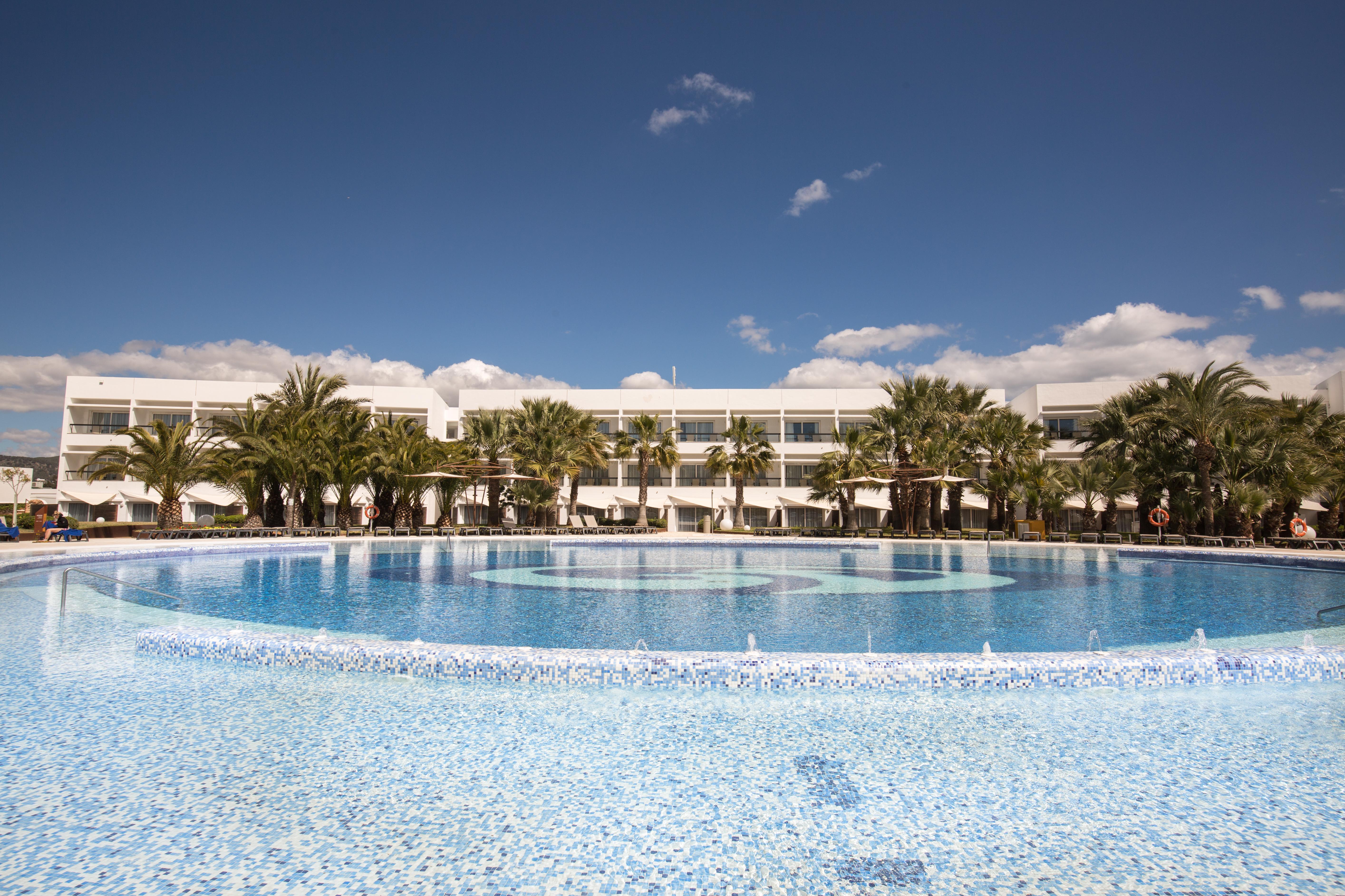 Grand Palladium Select Palace Ibiza Playa d'en Bossa Ngoại thất bức ảnh The resort's main pool