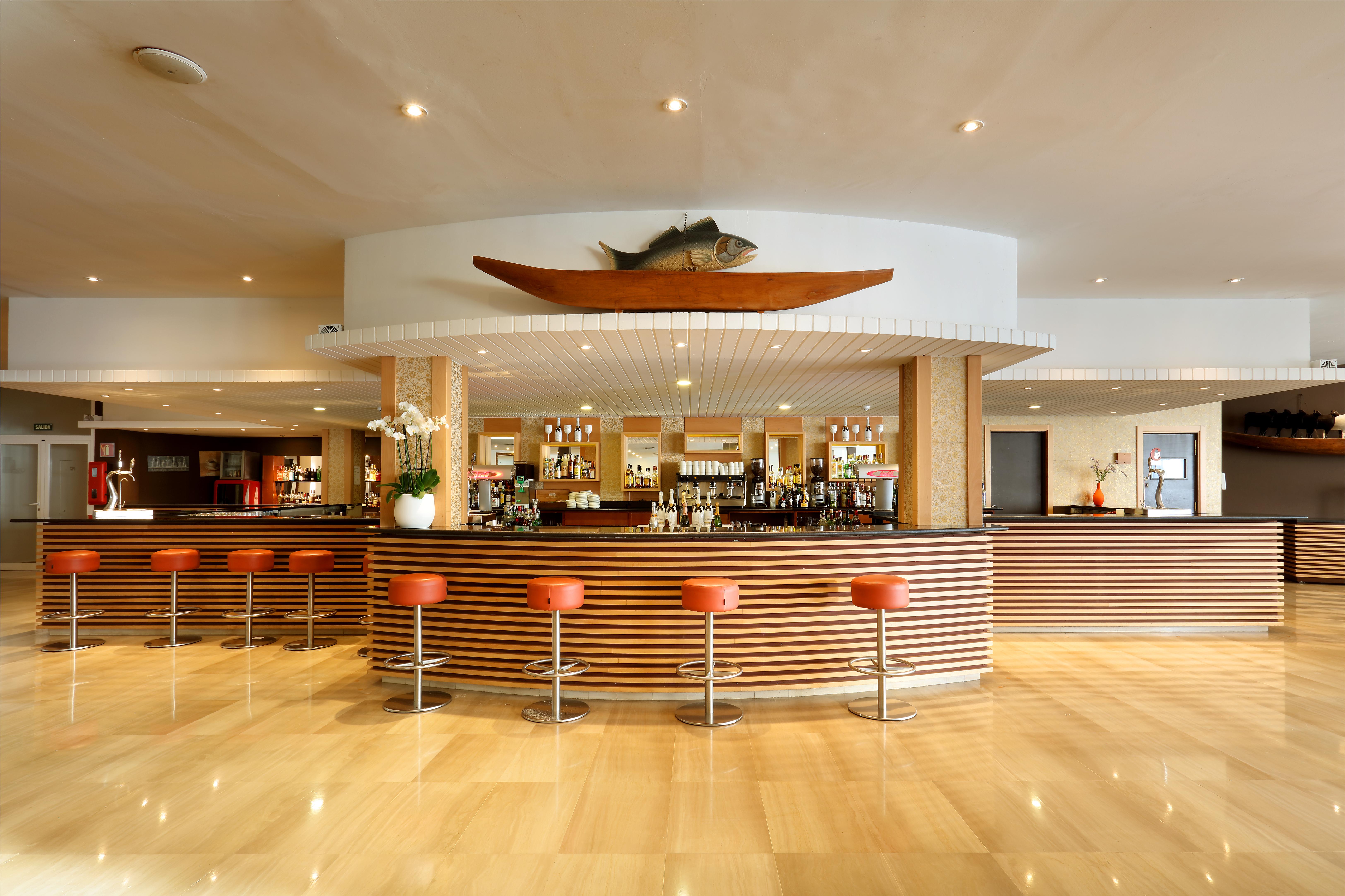 Grand Palladium Select Palace Ibiza Playa d'en Bossa Ngoại thất bức ảnh The bar at the hotel