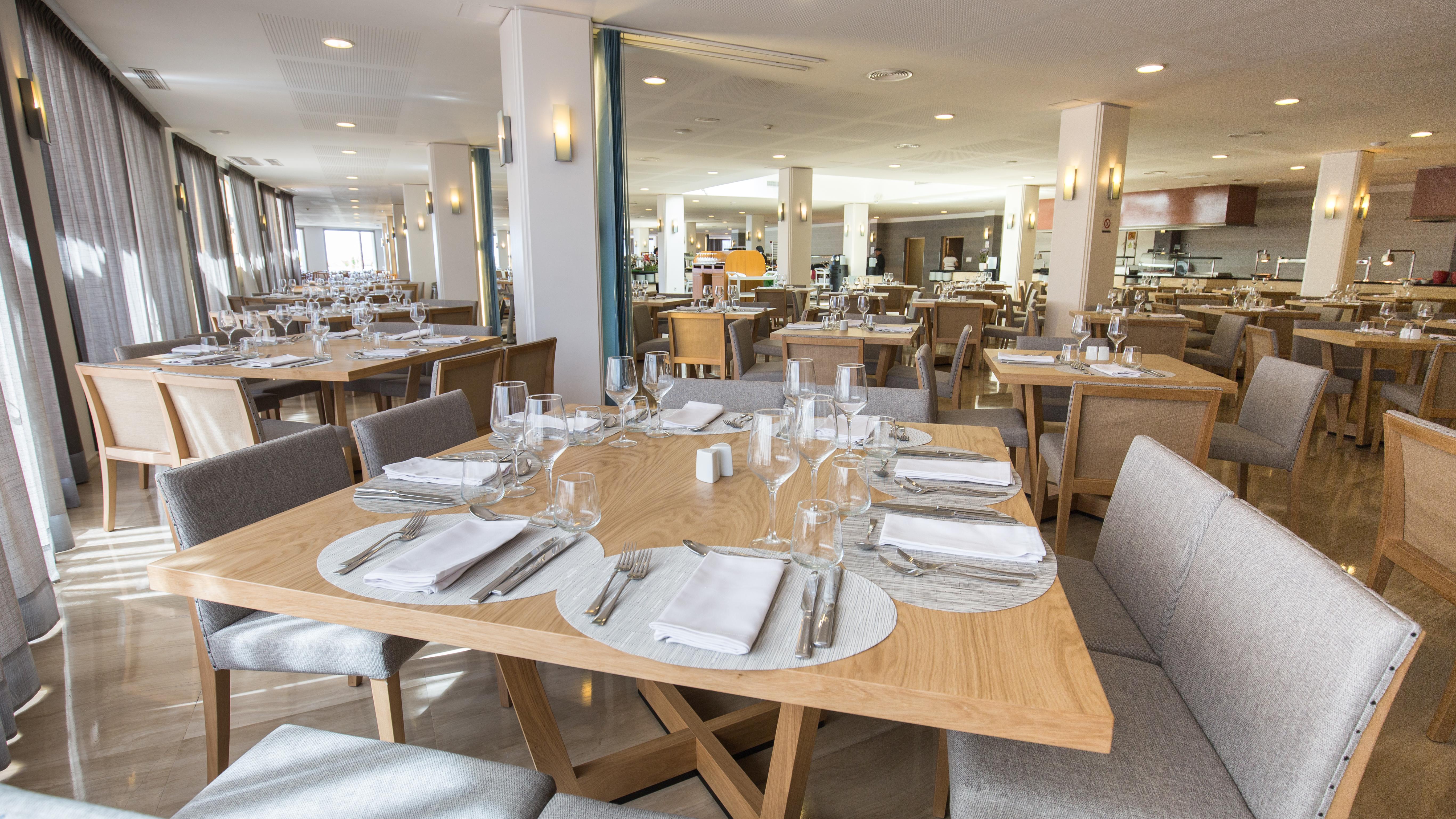 Grand Palladium Select Palace Ibiza Playa d'en Bossa Ngoại thất bức ảnh The restaurant at the hotel