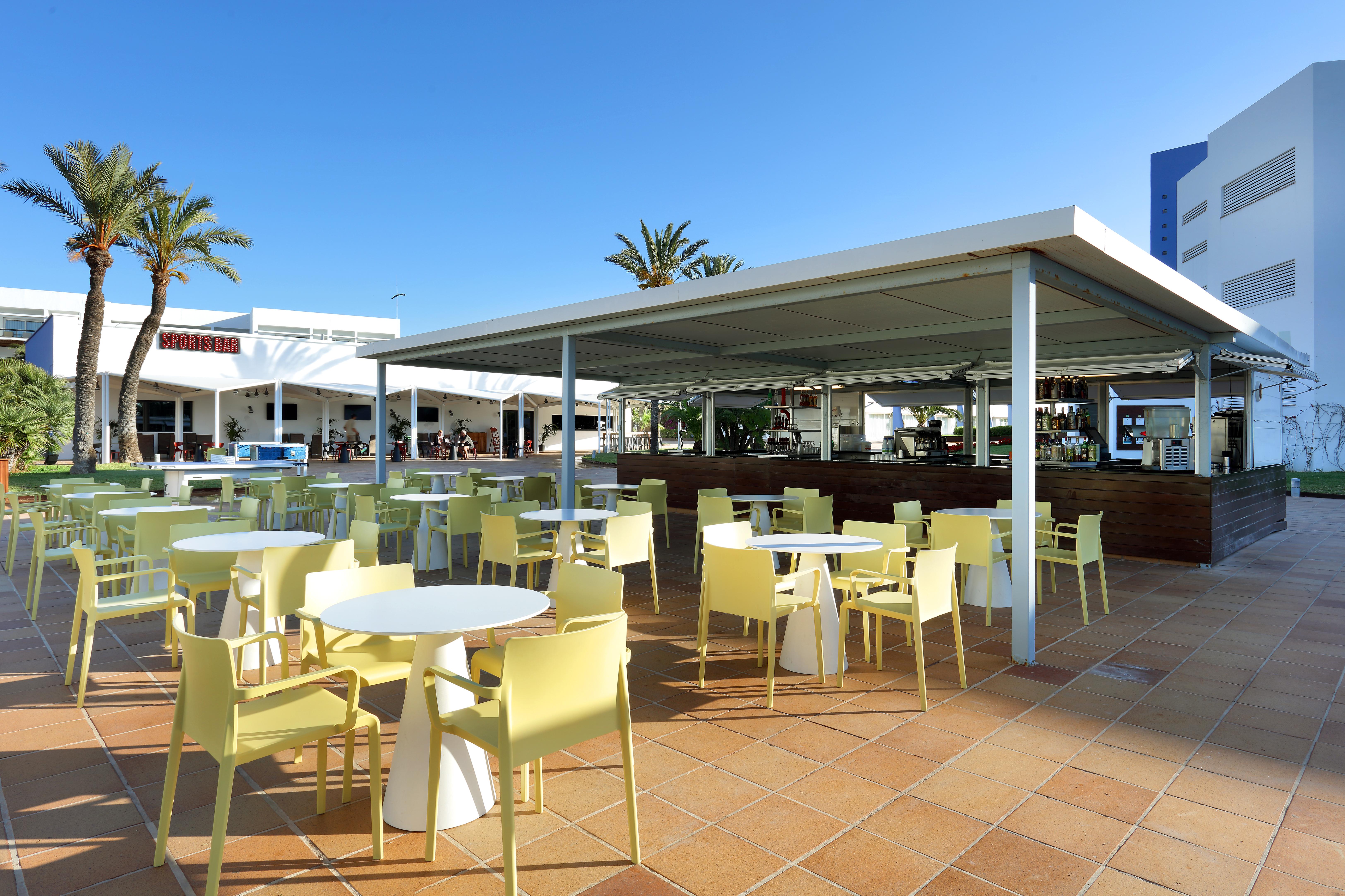 Grand Palladium Select Palace Ibiza Playa d'en Bossa Ngoại thất bức ảnh The restaurant at the airport