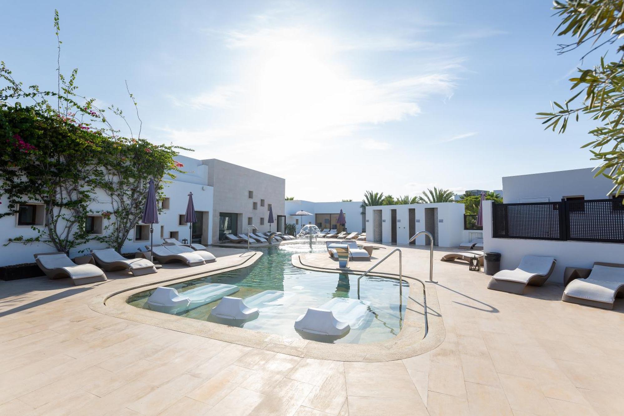 Grand Palladium Select Palace Ibiza Playa d'en Bossa Ngoại thất bức ảnh The hotel's pool